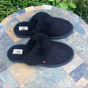 UGG Australia Girls Sz 4-5 Finn Black Slippers